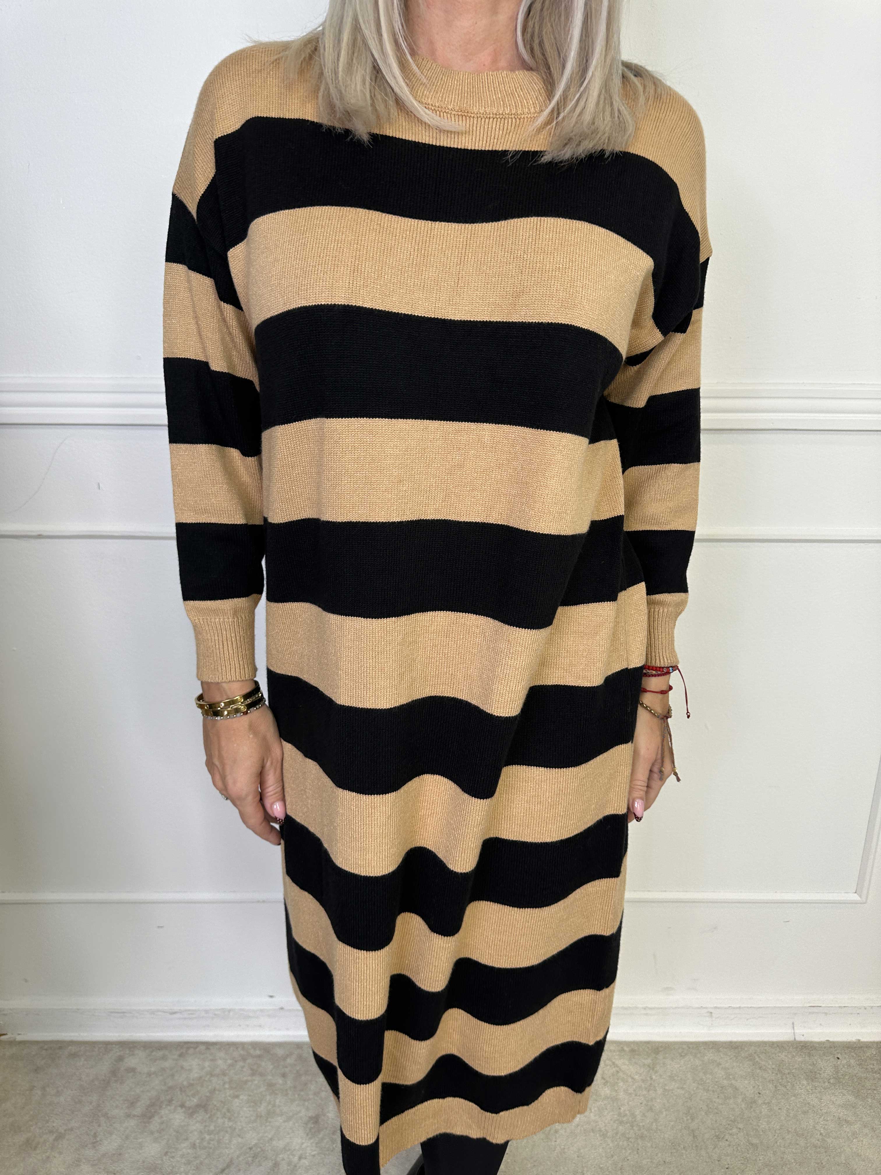 Alvilda - Lang blød strikkjole med striber